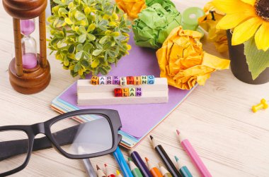 İş kampanyası kavramı arka plan, ahşap masada kelime pazarlama planı ile renkli küp