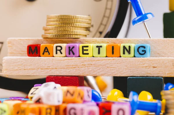 Business Campaign koncept bakgrund, färgglada kub med ordet marknadsföring på trä skriv bord — Stockfoto