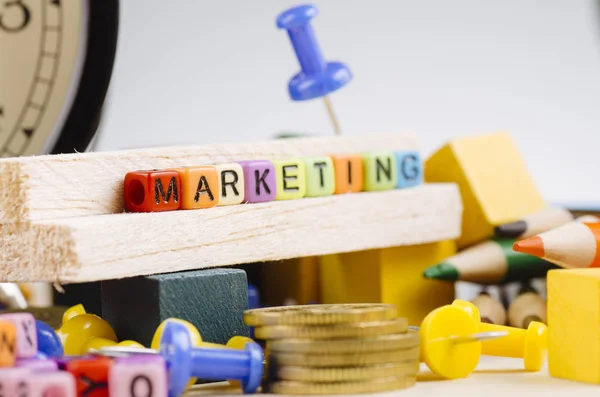 Koncepce obchodní kampaně, barevná kostka se slovem marketing na dřevěném stole — Stock fotografie
