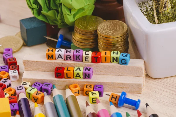Business Campaign koncept bakgrund, färgglada kub med ordet Marketing plan på trä skriv bord — Stockfoto