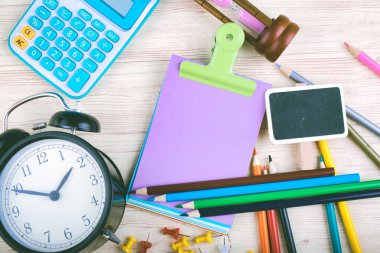 düz yatıyordu üst görünüm çekim, dağınık ev ofis çalışma alanı veya aksesuar ve kırtasiye ile masa konsepti