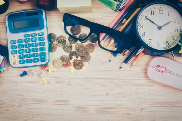 Flache Lageaufnahme von oben, verstreute Homeoffice-Arbeitsplätze oder Schreibtischkonzept mit Zubehör und Schreibwaren — Stockfoto