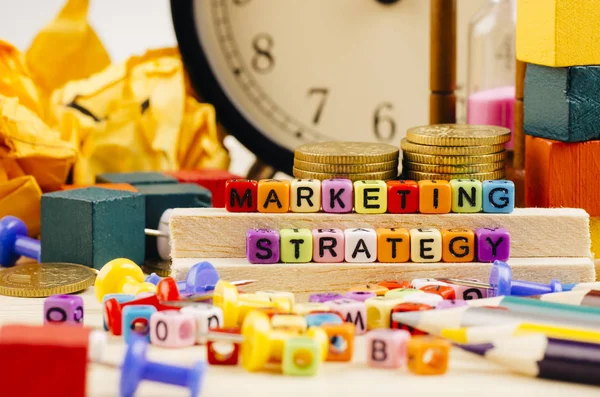 Koncept obchodní kampaně pozadí, barevná krychle s aplikací Word marketingová strategie na dřevěném stole — Stock fotografie