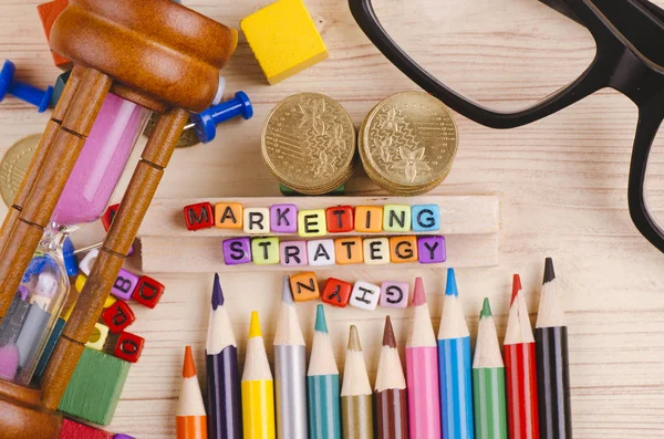 Business Campaign koncept bakgrund, färgglada kub med ord marknadsförings strategi på trä skriv bord — Stockfoto