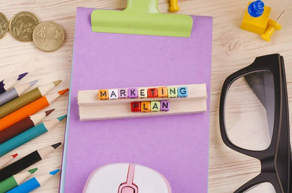 Business Campaign koncept bakgrund, färgglada kub med ordet Marketing plan på trä skriv bord — Stockfoto