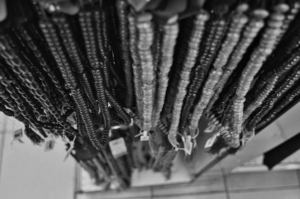 Imagen en blanco y negro de perlas de oración de madera tradicionales o tasbih en exhibición para la venta —  Fotos de Stock