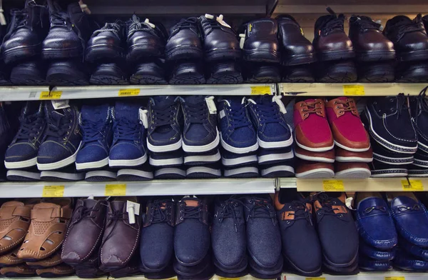 Zapato de variedad para hombre en estante en la tienda . —  Fotos de Stock