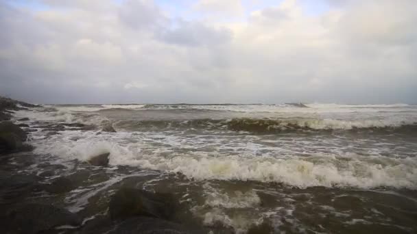 Beelden van tropische zeegezicht tegen bewolkte hemel tijdens moessonseizoen — Stockvideo