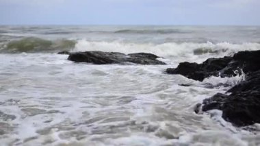 parlak güneşli gün ve mavi gökyüzü arka plan altında tropikal deniz manzarası görüntüleri