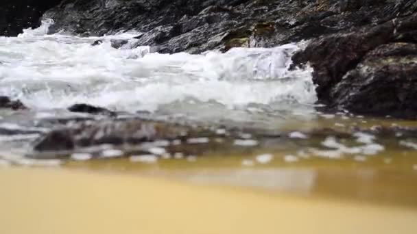 Footage of tropical seascape under bright sunny day and blue sky background — Stock Video