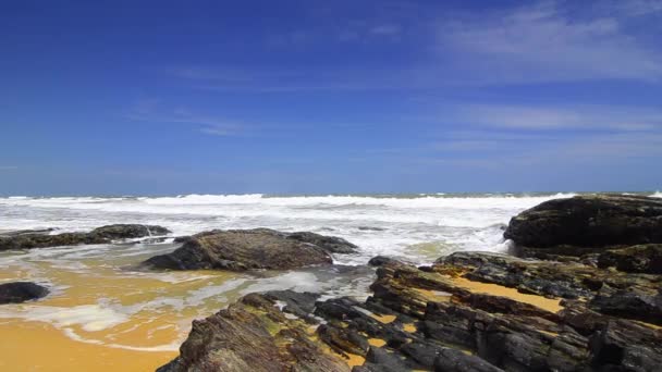 Кадры тропического моря под ярким солнечным днем и голубым небом — стоковое видео