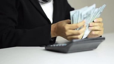 Tasarruf, finans ve ekonomi kavramı, genç iş kadını para sayma