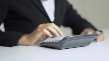 Tasarruf, finans ve ekonomi kavramı, genç iş kadını para sayma