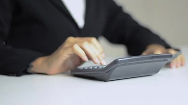 Tasarruf, finans ve ekonomi kavramı, genç iş kadını para sayma