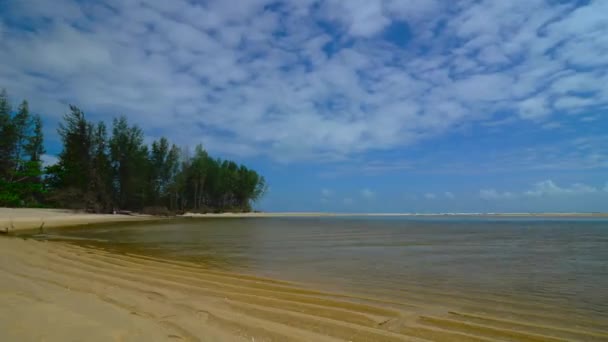 Beelden van tropische zeegezicht onder heldere zonnige dag en blauwe hemel achtergrond. — Stockvideo