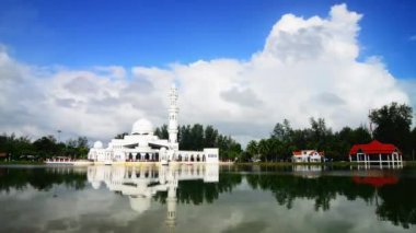 Tengku Tengah Zaharah Camii veya Kuala Terengganu, Malezya Yüzen Camii Timelapse görüntüleri