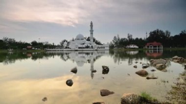 Tengku Tengah Zaharah Camii veya Kuala Terengganu, Malezya Yüzen Camii Timelapse görüntüleri