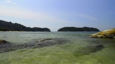 parlak güneşli gün ve mavi gökyüzü arka plan altında tropikal deniz manzarası görüntüleri. kıyı şeridine vuran dalga