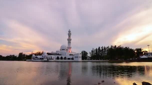 Imágenes de Timelapse de la mezquita Tengku Tengah Zaharah o mezquita flotante en Kuala Terengganu, Malasia — Vídeos de Stock