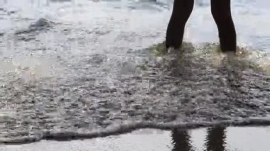 kıyı şeridine vuran yumuşak dalga