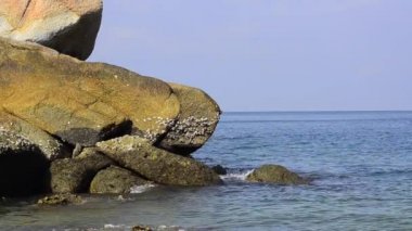 parlak güneşli gün ve mavi gökyüzü arka plan altında tropikal deniz manzarası görüntüleri. kıyı şeridine vuran dalga