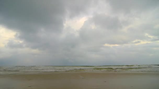 Rekaman pemandangan laut tropis terhadap langit berawan selama musim hujan. gelombang memukul garis pantai — Stok Video