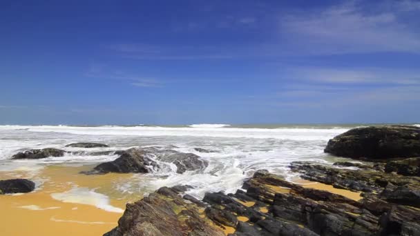 Кадры тропического морского пейзажа под ярким солнечным днем и голубым небом. волна ударяет по береговой линии — стоковое видео