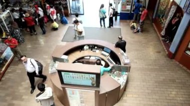 Kuala Lumpur, Malezya - 29 Ağustos 2017: Kuala Merkez Pazarı'nda kalabalıklar yürüyor