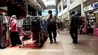 Kuala Lumpur, Malezya - 29 Ağustos 2017: Kuala Merkez Pazarı'nda kalabalıklar yürüyor