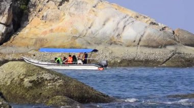 Pangkor Island, Malezya - 17 Aralık 2017 : Malezya'nın Pangkor Adası'nda plaj aktivitelerini ve tekneyle umut la ilgili turist