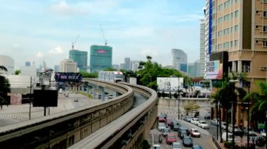 Kuala Lumpur, Malezya - Aralık 31,2017: Berjaya Times Square istasyonu, en uzun alışveriş merkezi Kuala Lumpur, Malezya üzerinden geçen Kl Monoray tren.