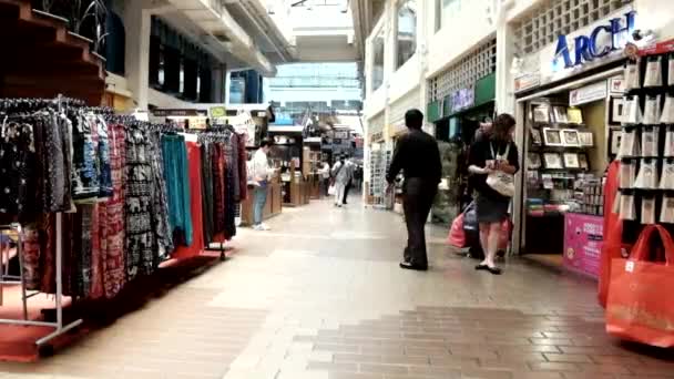 Kuala Lumpur, Malaysia-29 augusti 2017: folkmassor upptagen promenader i centrala marknaden Kuala — Stockvideo