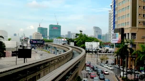 KUALA LUMPUR, MALASIA - 31 DE DICIEMBRE DE 2017: Tren monorraíl KL que pasa por la estación Berjaya Times Square Station, el centro comercial más alto de Kuala Lumpur, Malasia . — Vídeos de Stock