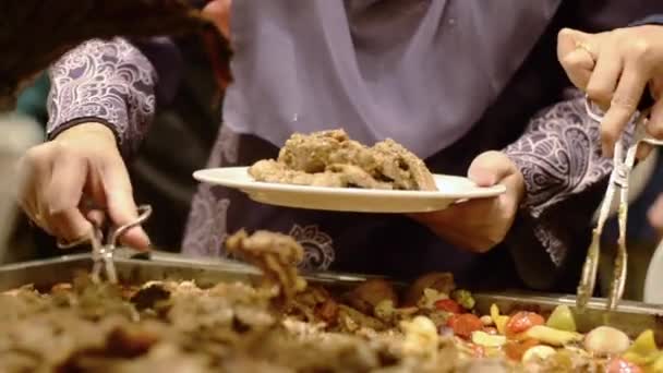 Buffet gast die eten in plaat neemt — Stockvideo