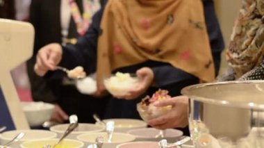 Büfe misafiri tabaktabaka yemek götürüyor