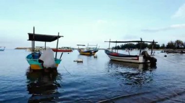 zaman atlamaları görüntüleri, renkli balıkçı kıyı şeridinde demirlemiş