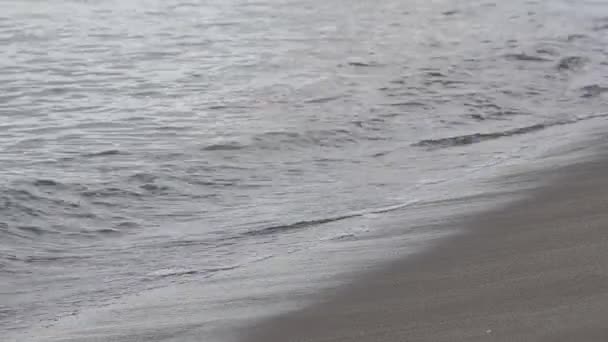 Scène de plage tropicale océan vagues frappent la côte de sable et le son — Video