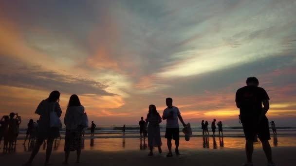 Sabah, Malajsie-září 2019: Skupina turistů se těší čekání na čas západu slunce na pobřeží — Stock video