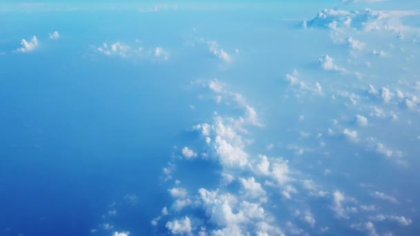 Prachtige blauwe hemel en witte wolken uit de weergave van het vliegtuig venster — Stockvideo