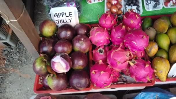 Vielfalt exotischer tropischer Früchte in Kundasang, Sabah, Malaysia — Stockvideo