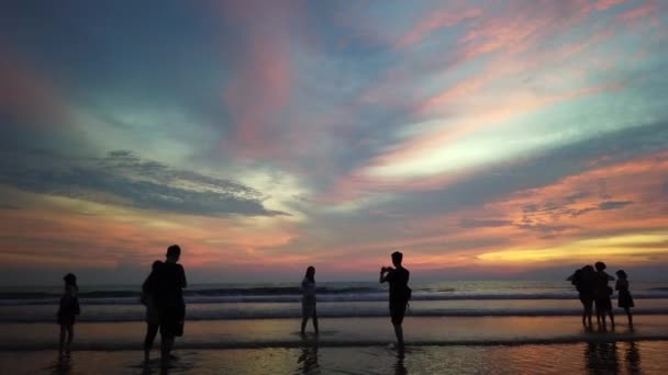 Sabah, Malezya - Eylül 2019: turist grubu deniz kıyısında gün batımı anını bekliyor — Stok video