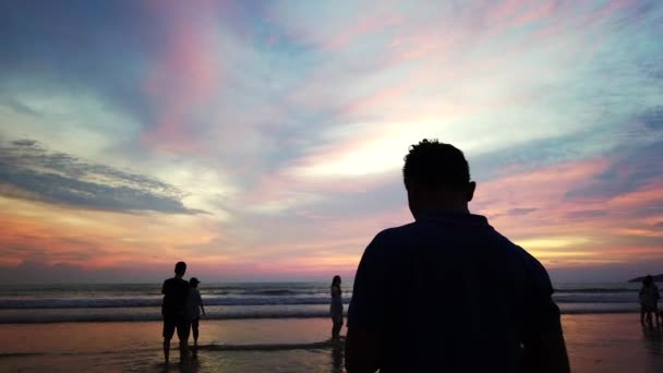 Сабах, Малайзія-Вересень 2019: Група туристів приємного очікування заходу сонця момент на березі моря — стокове відео
