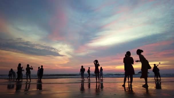 SABAH, MALAYSIA - SEPTEMBER 2019: group of tourist enjoy waiting for sunset moment on the seashore — Stock Video