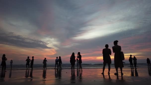 Sabah, Malezya - Eylül 2019: turist grubu deniz kıyısında gün batımı anını bekliyor — Stok video