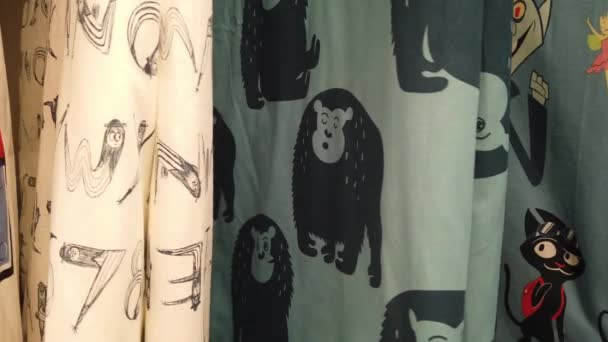 SELANGOR, MALÁSIA AGOSTO 2019: Variedade de design para cortina e lençóis de cama de exibição para o cliente — Vídeo de Stock