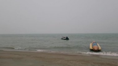 duman bulutu, tropikal plajı çevreleyen duman, orman yangınından kaynaklanan ana sorun.