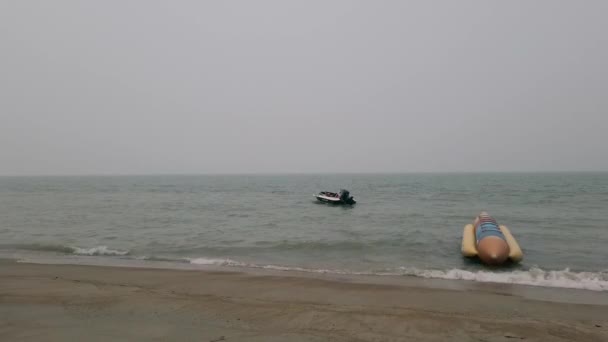 Smoke haze surround tropical beach,haze is main problem due to forest burning for plantation activities — Stock Video