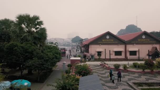 Malakka, Maleisië-14 september 2019, Bad Haze rond Malakka stad op de middag. Nevel probleem als gevolg van open bosverbranding voor plantage activiteiten — Stockvideo