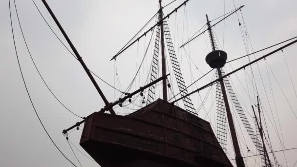 MALACCA, MALÁSIA - 15 DE SETEMBRO DE 2019: Réplica de Flor de la Mar SHip é exposições principais no Museu Marítimo Malaca — Vídeo de Stock