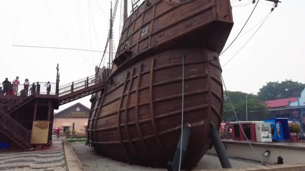 Malacca, Malajzia-szeptember 15 2019: Replica of Flor de La Mar hajó fő kiállítási a Tengerészeti Múzeum Malacca — Stock videók